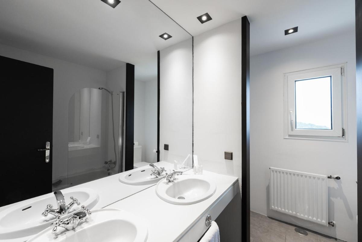 Un baño de Hotel Hita "Nature Experience" for all