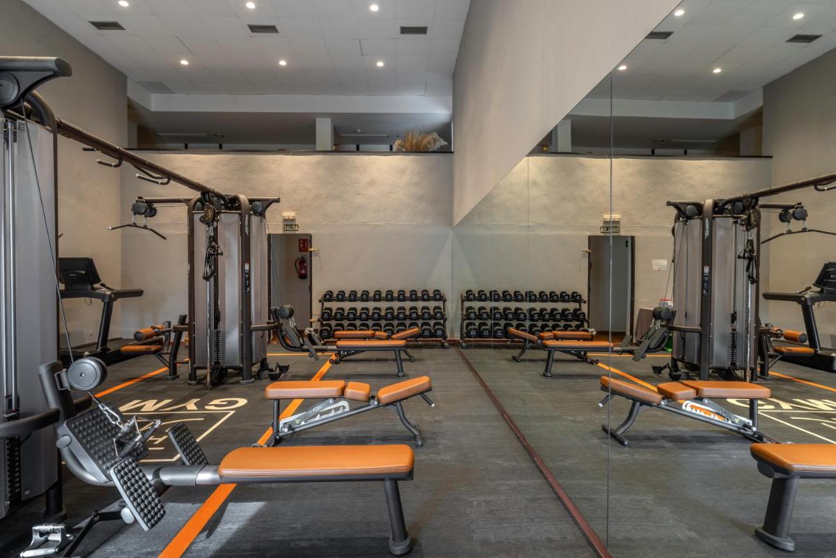 un gimnasio con filas de sillas y máquinas en Hotel Hita "Nature Experience" for all, en Navacerrada