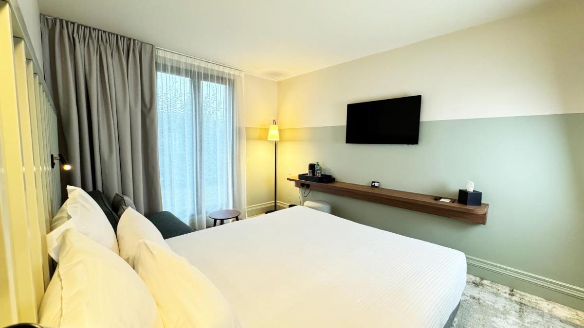 Télévision ou salle de divertissement dans l'établissement Kyriad Prestige Compiègne Hotel & Spa