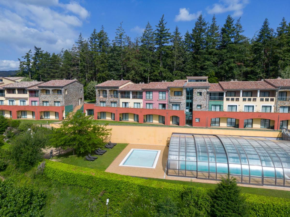 Una vista aérea de un edificio con piscina. en Vilar Rural De Sant Hilari Sacalm by Serhs Hotels, en Sant Hilari Sacalm