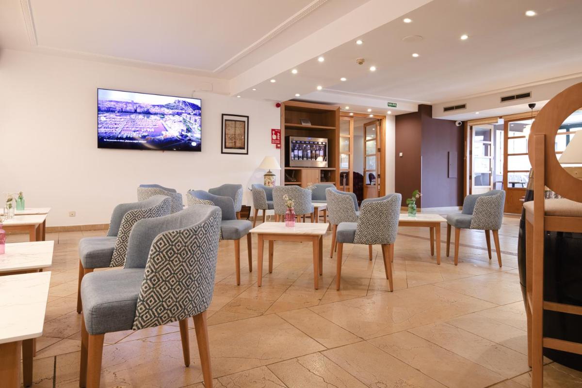 Una televisión o centro de entretenimiento en Hotel Silken Villa de Laguardia