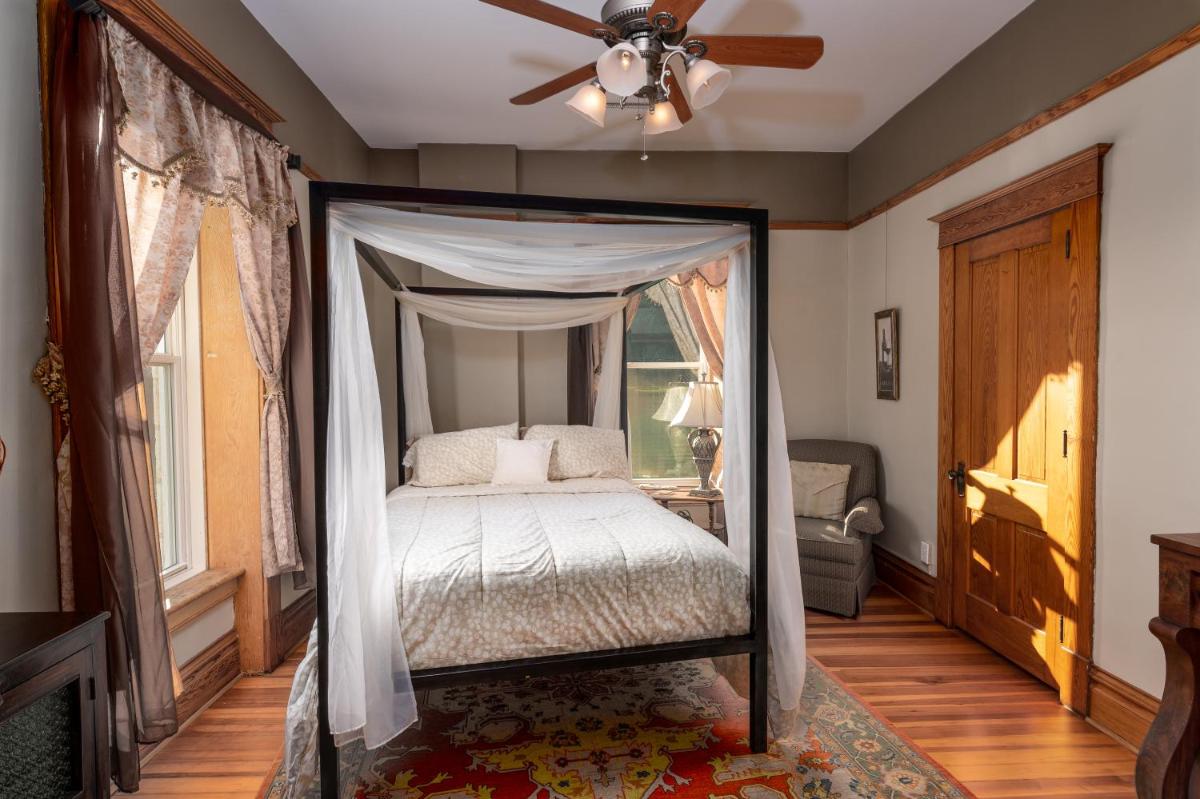 Elkader Jailhouse Inn - Housity