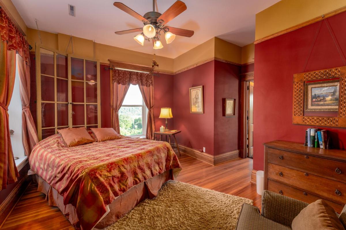 Elkader Jailhouse Inn - Housity