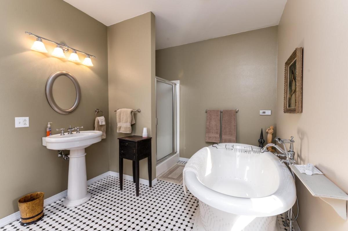 Elkader Jailhouse Inn - Housity