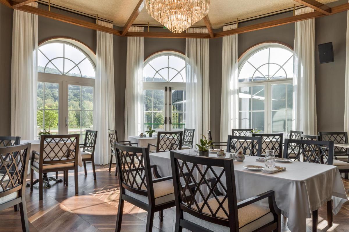 Um restaurante ou outro lugar para comer em Amoure Hotel - The Leading Hotels of the World