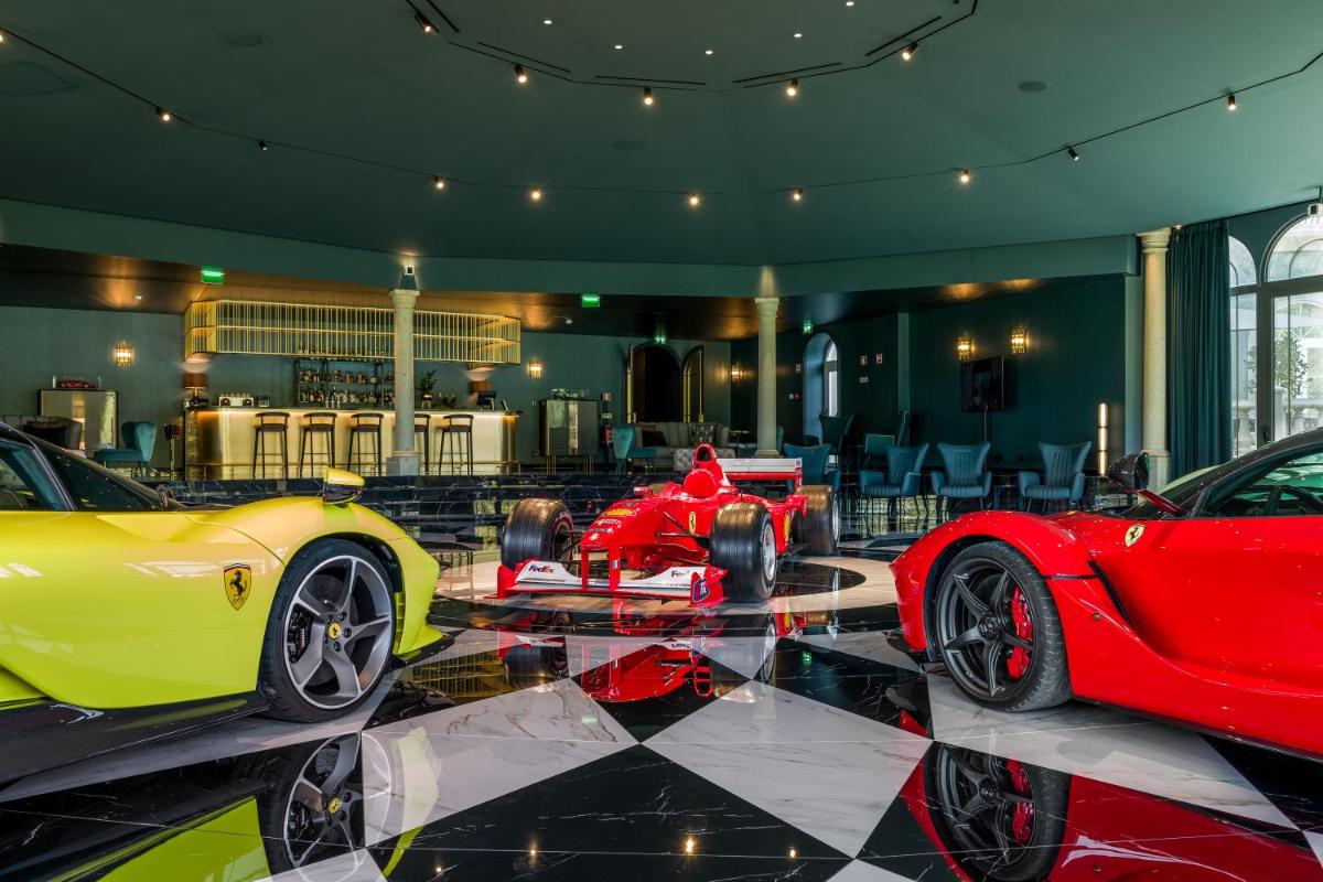 dois carros exóticos estacionados em uma sala com um saguão em Amoure Hotel - The Leading Hotels of the World em Braga