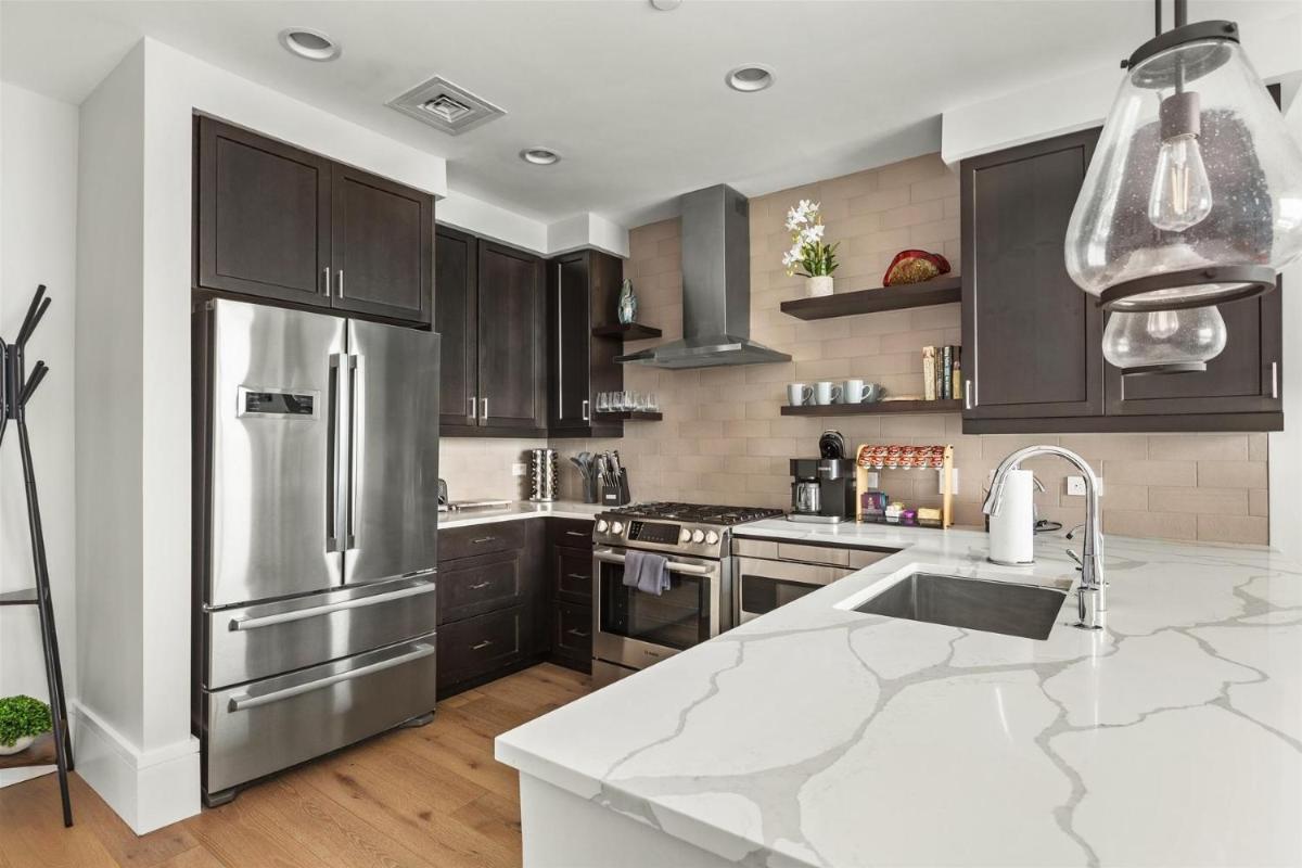 'Mountain Day Dream' A Luxury Downtown Condo with Mountain Views at Arras Vacation Rentals - Housity