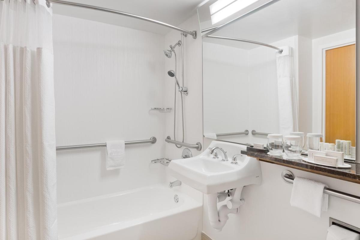 Courtyard Miami Downtown Brickell Area - Housity