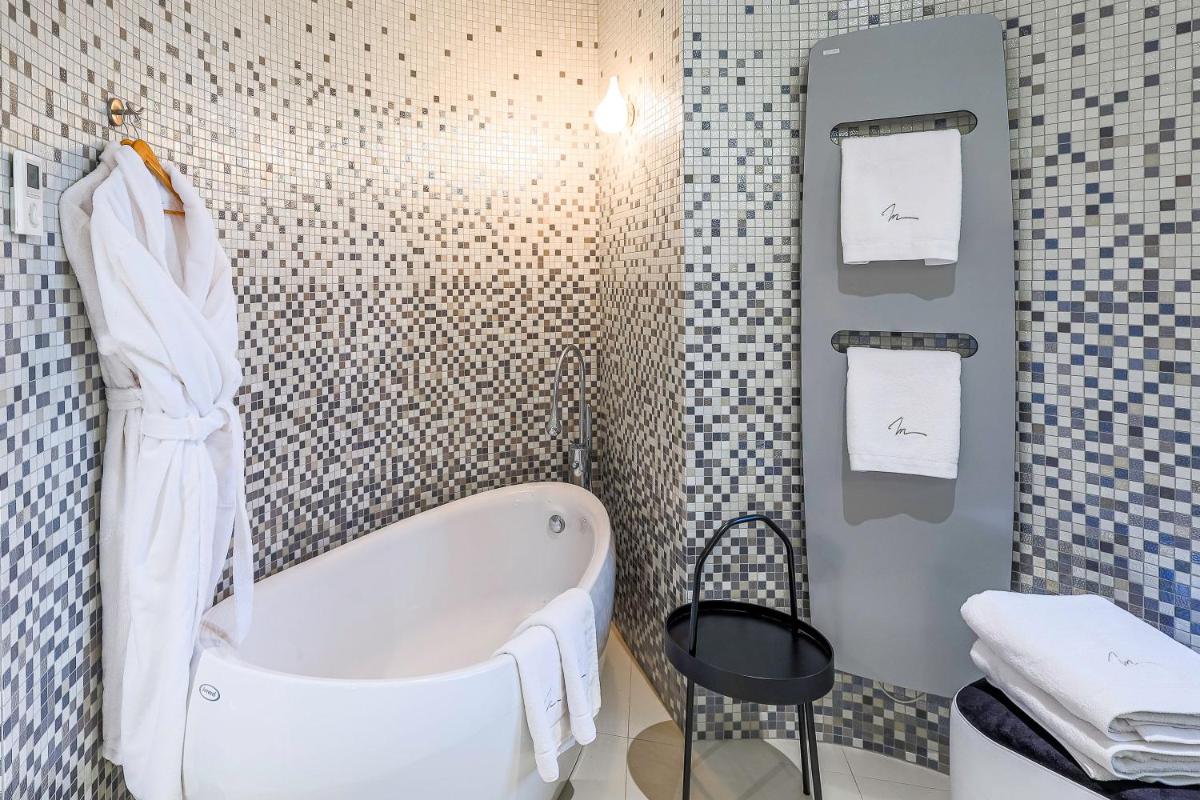 Salle de bains dans l'établissement Château de Maraval