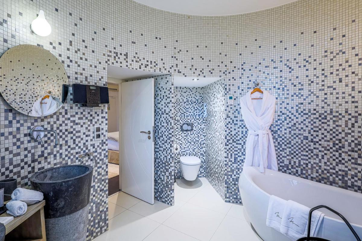 Salle de bains dans l'établissement Château de Maraval