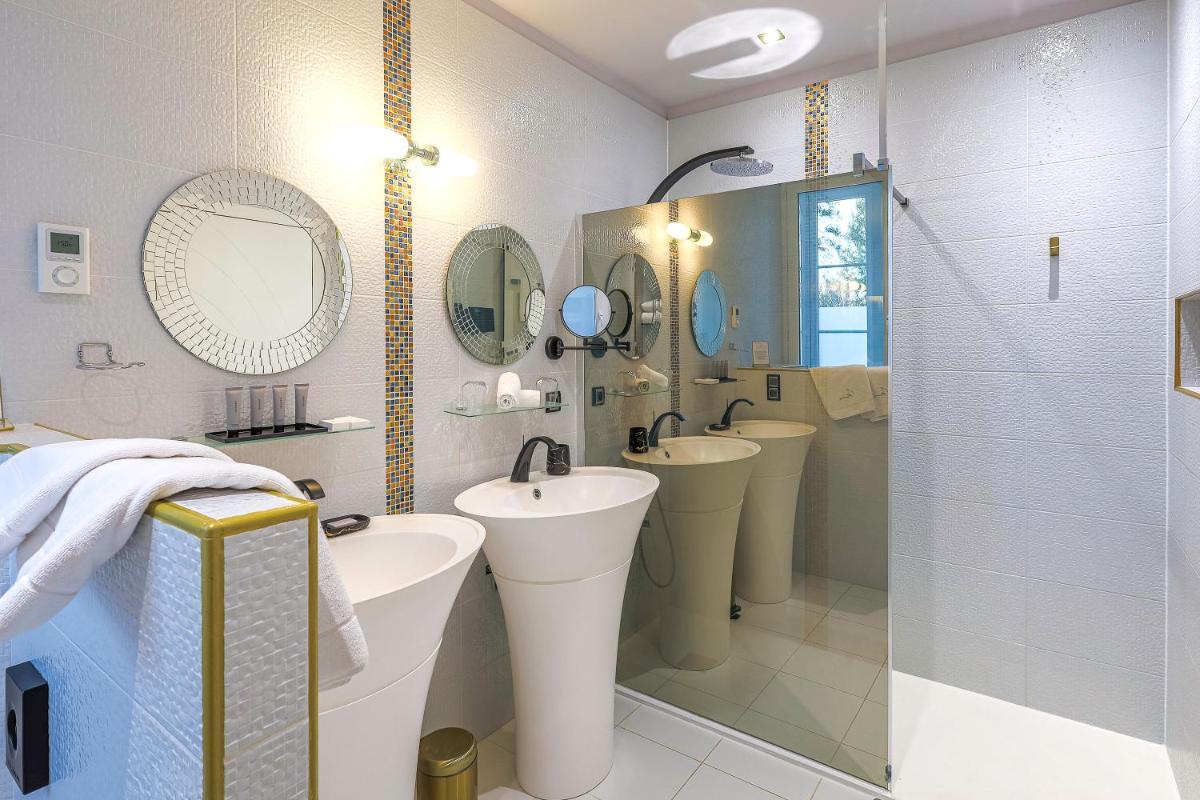 Salle de bains dans l'établissement Château de Maraval
