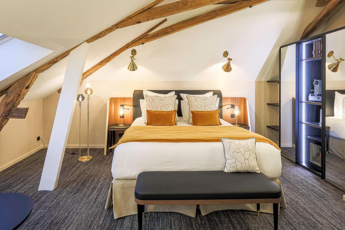 une grande chambre avec un grand lit et un banc dans l'établissement Château de Maraval, à Cénac-et-Saint-Julien 100 autres photos