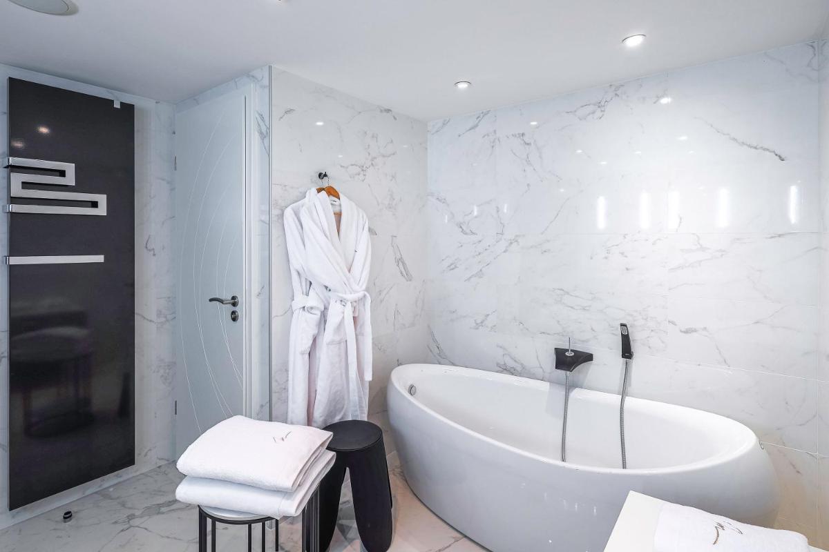Salle de bains dans l'établissement Château de Maraval