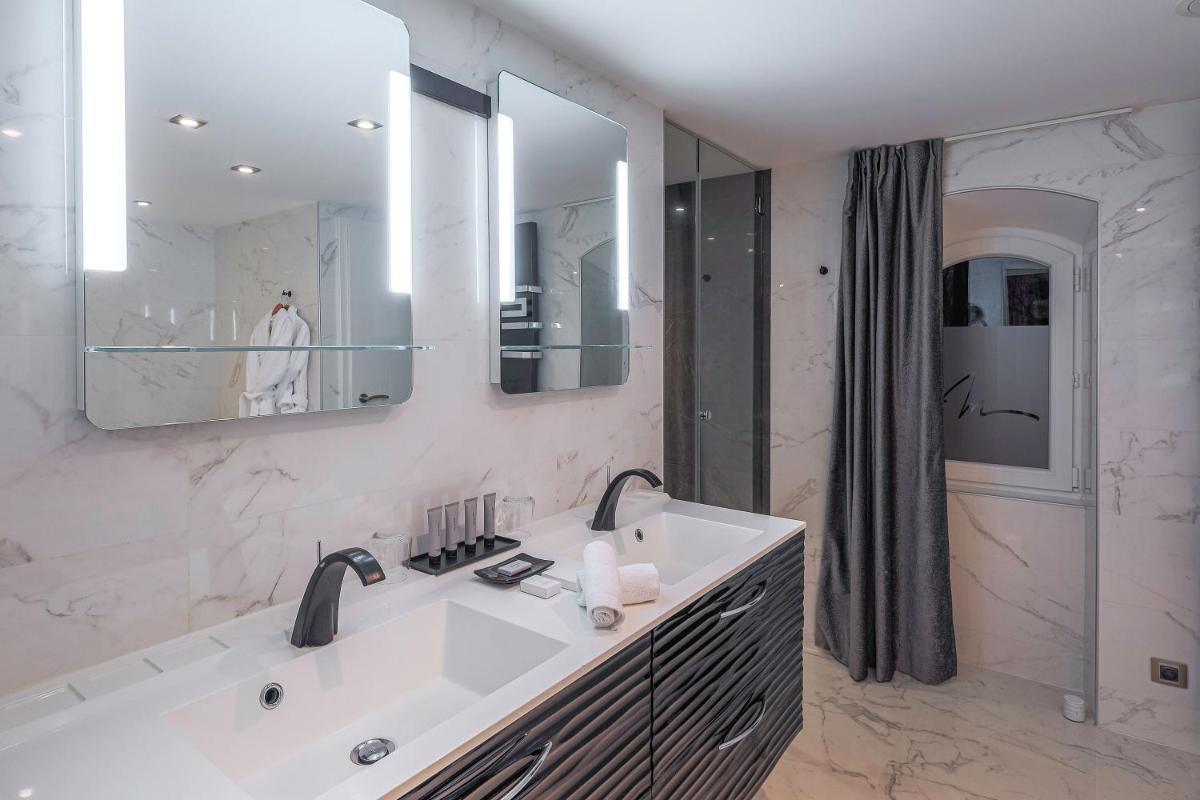 Salle de bains dans l'établissement Château de Maraval