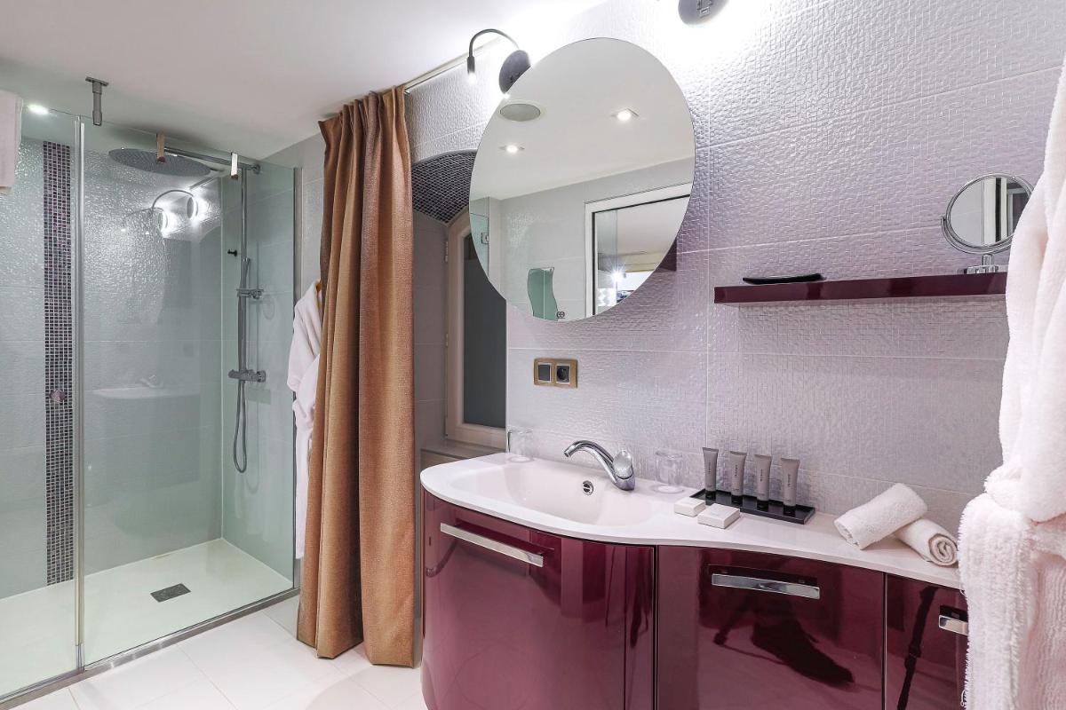 Salle de bains dans l'établissement Château de Maraval