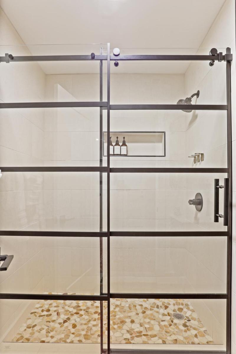 The Lilly- Enchanting Downtown Studio - Housity