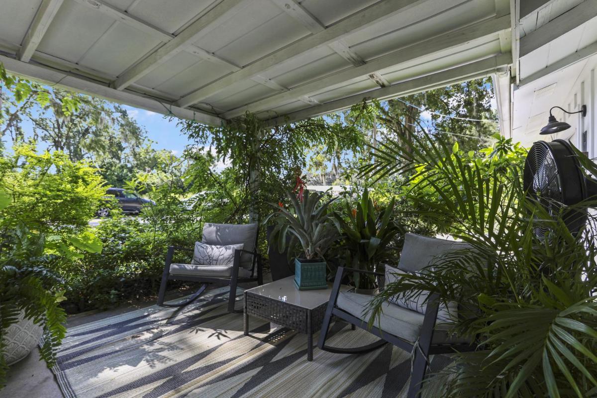 The Lilly- Enchanting Downtown Studio - Housity