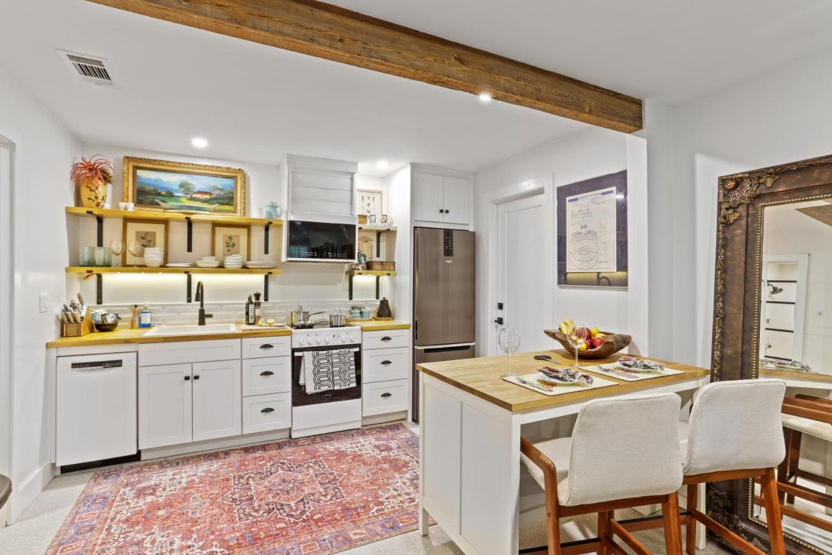 The Lilly- Enchanting Downtown Studio - Housity