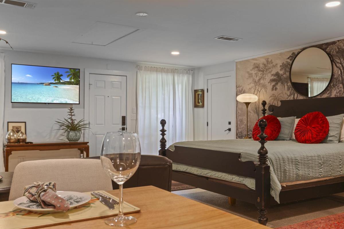 The Lilly- Enchanting Downtown Studio - Housity