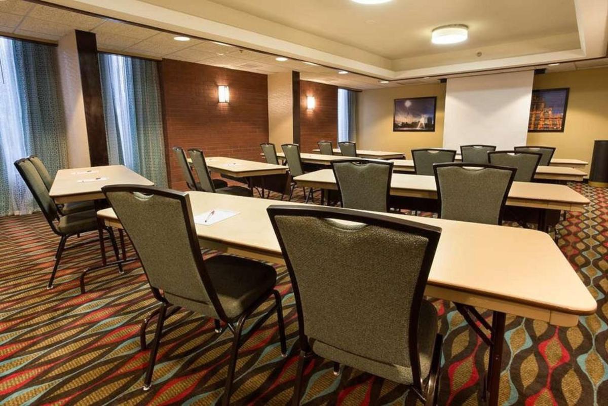 Heritage Inn & Suites The Woodlands, Trademark by Wyndham - Housity