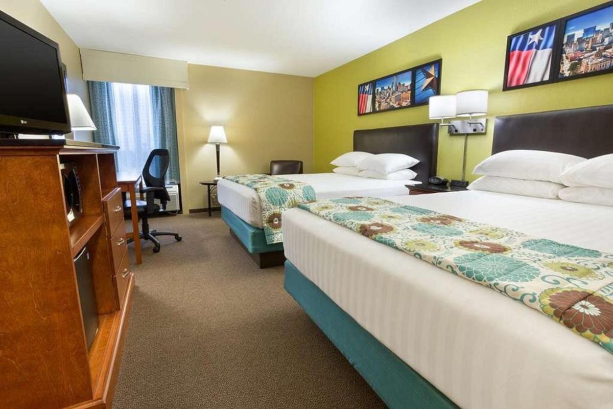 Heritage Inn & Suites The Woodlands, Trademark by Wyndham - Housity