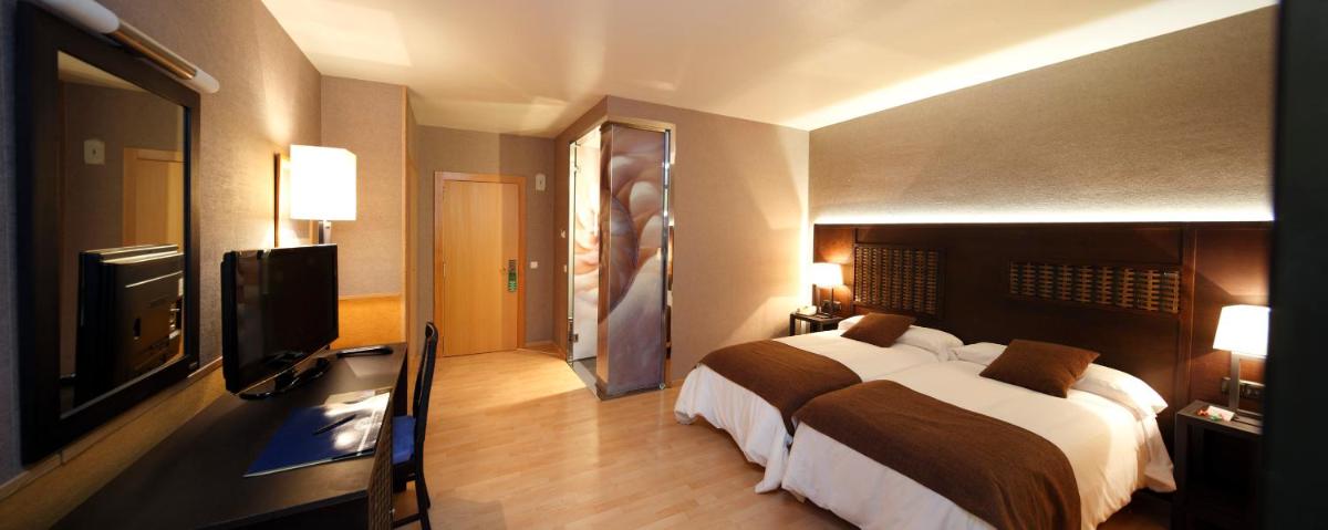 Una televisión o centro de entretenimiento en Hotel Spa Congreso