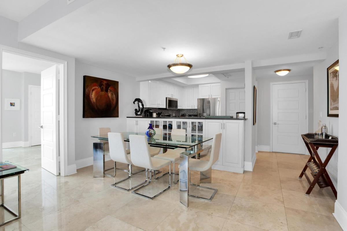 Ritz Carlton Coconut Grove Luxury 2 BR Apt apts - Housity