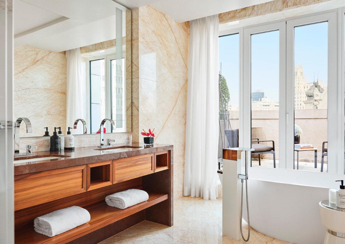 Un baño con bañera, lavabo y bañera. en Four Seasons Hotel Madrid, en Madrid