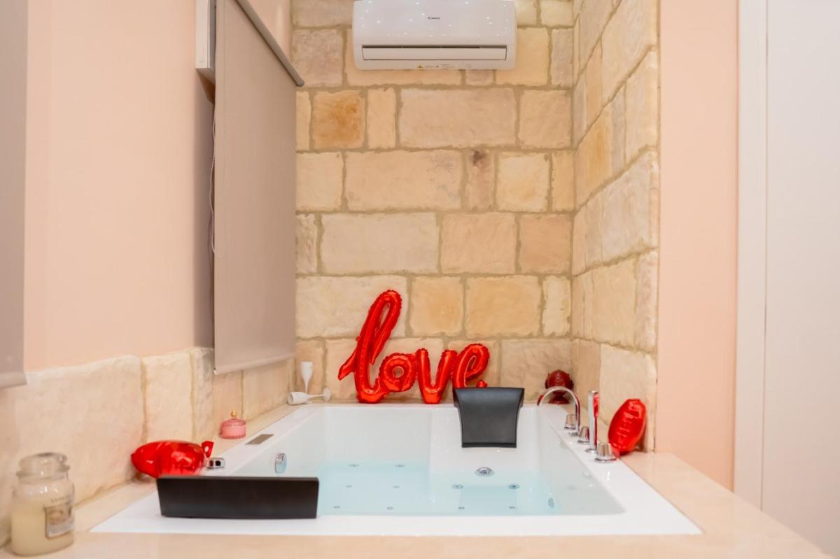 Roses Suite & Apartments - Housity