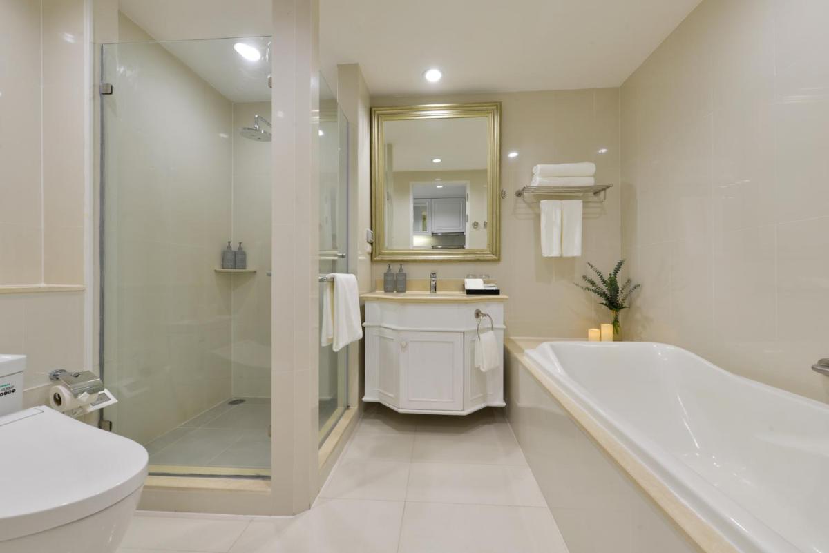 Centre Point Plus Hotel Silom - Housity