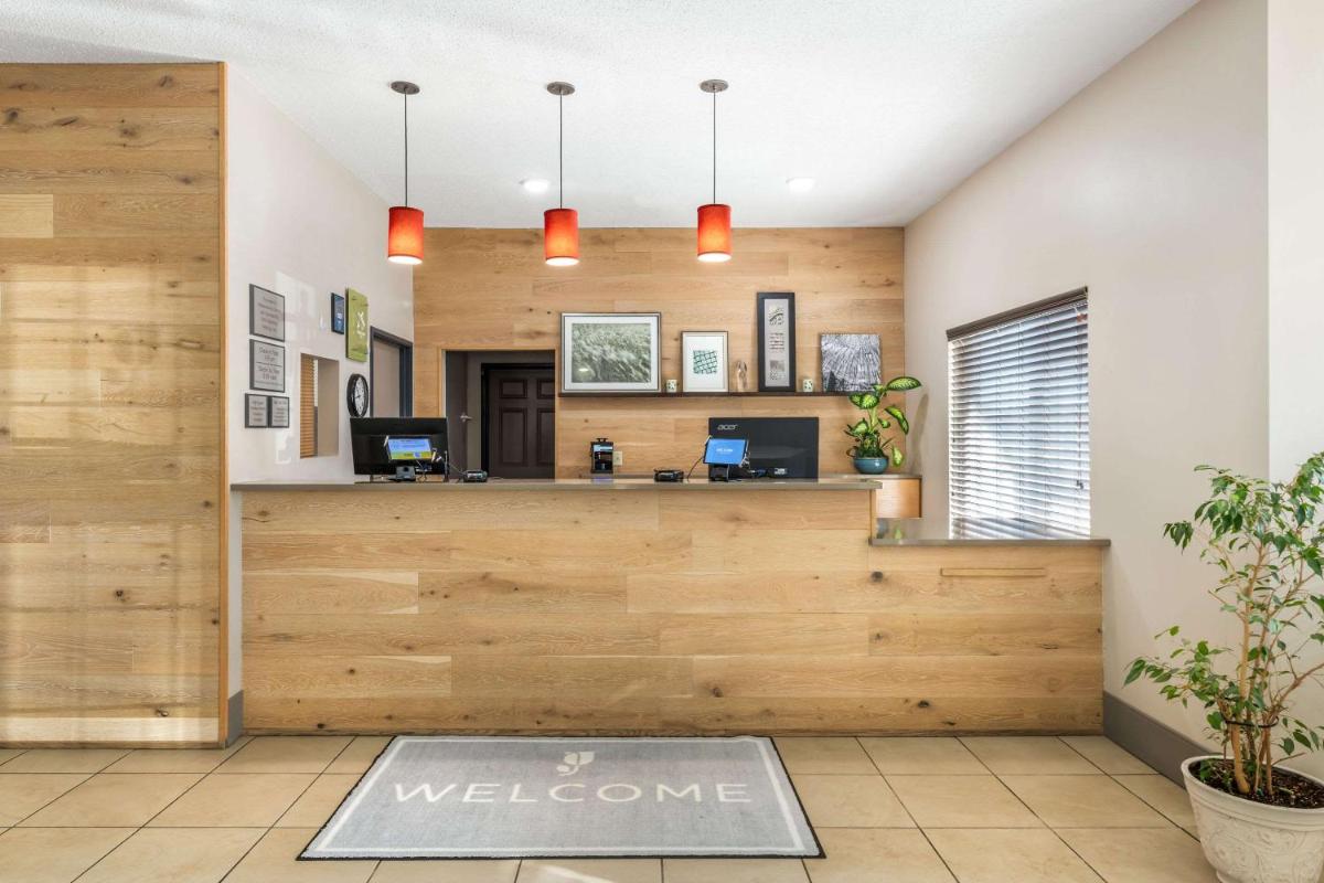 Country Inn & Suites by Radisson, Watertown, SD - Housity