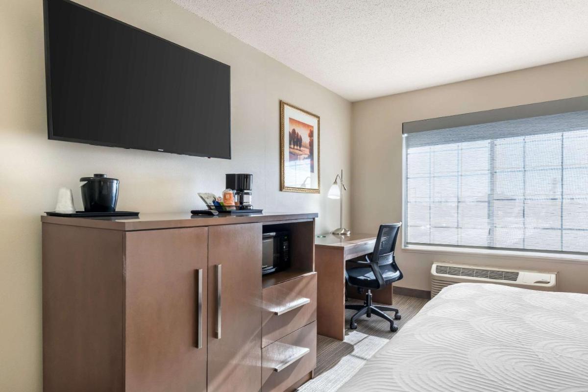 Country Inn & Suites by Radisson, Watertown, SD - Housity