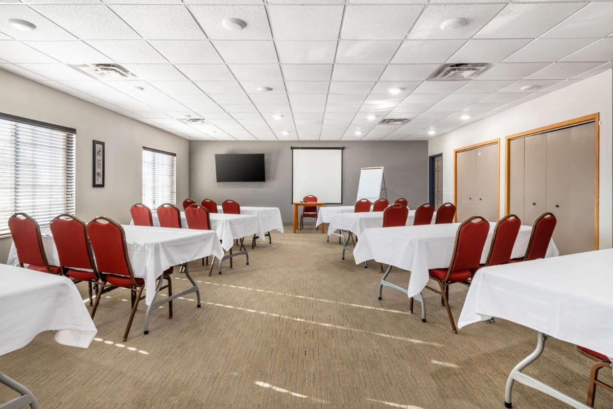 Country Inn & Suites by Radisson, Watertown, SD - Housity