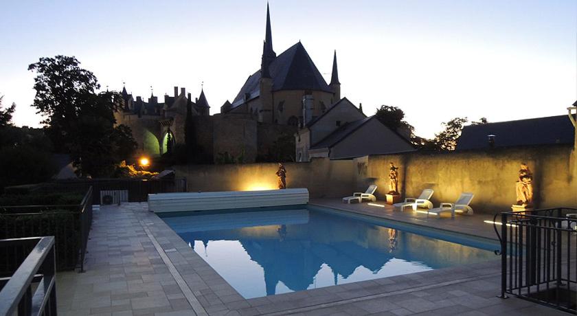 Piscine de l'établissement Le Relais du Bellay ou située à proximité