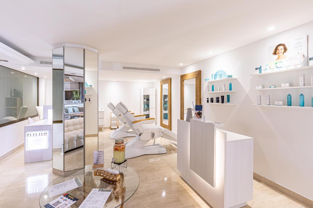 Télévision ou salle de divertissement dans l'établissement Pullman Cannes Mandelieu