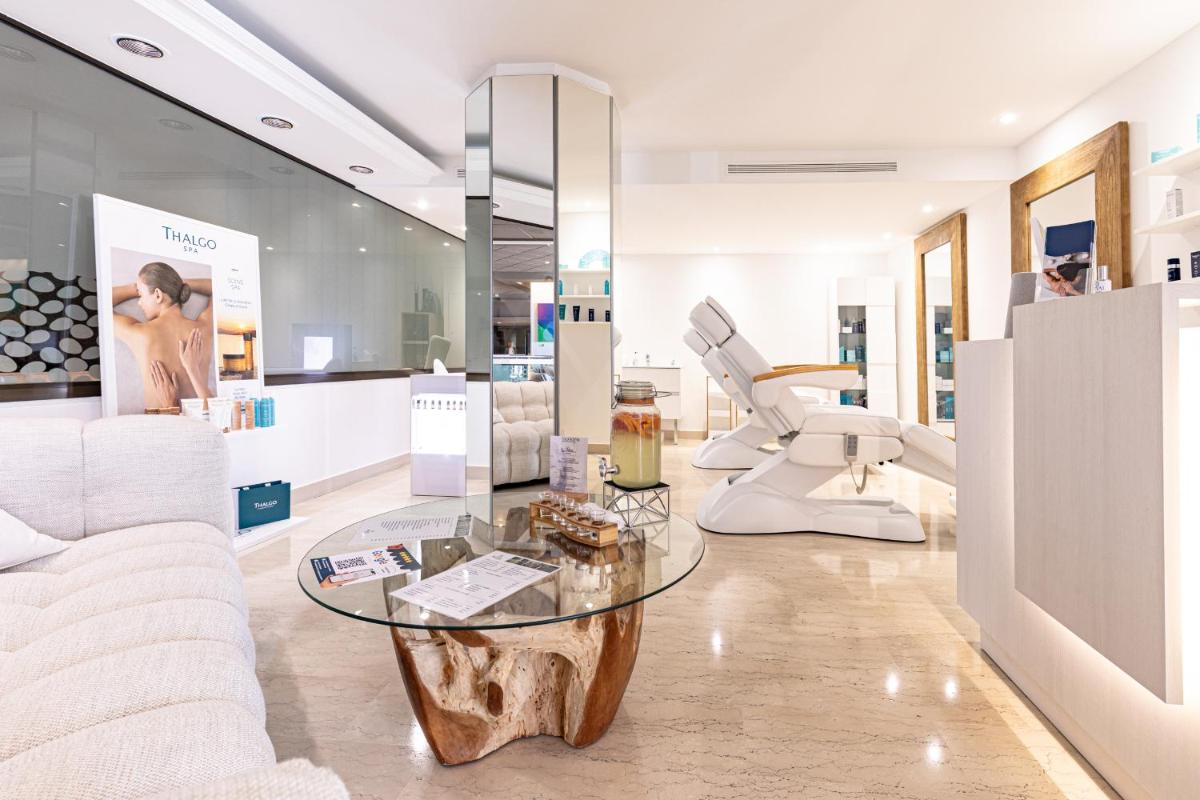 Coin salon dans l'établissement Pullman Cannes Mandelieu