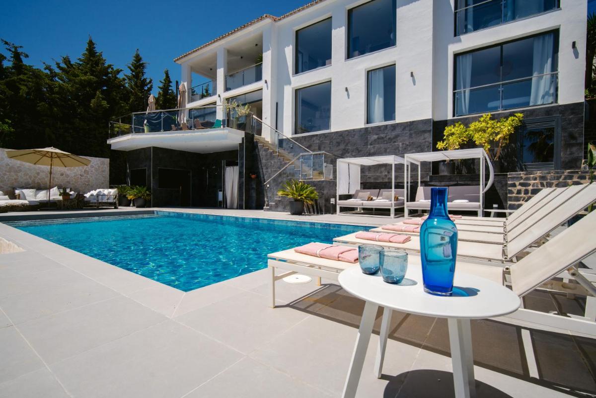 Luxury Villa with Sauna and Heated Pool for 14PAX! - Hizvo