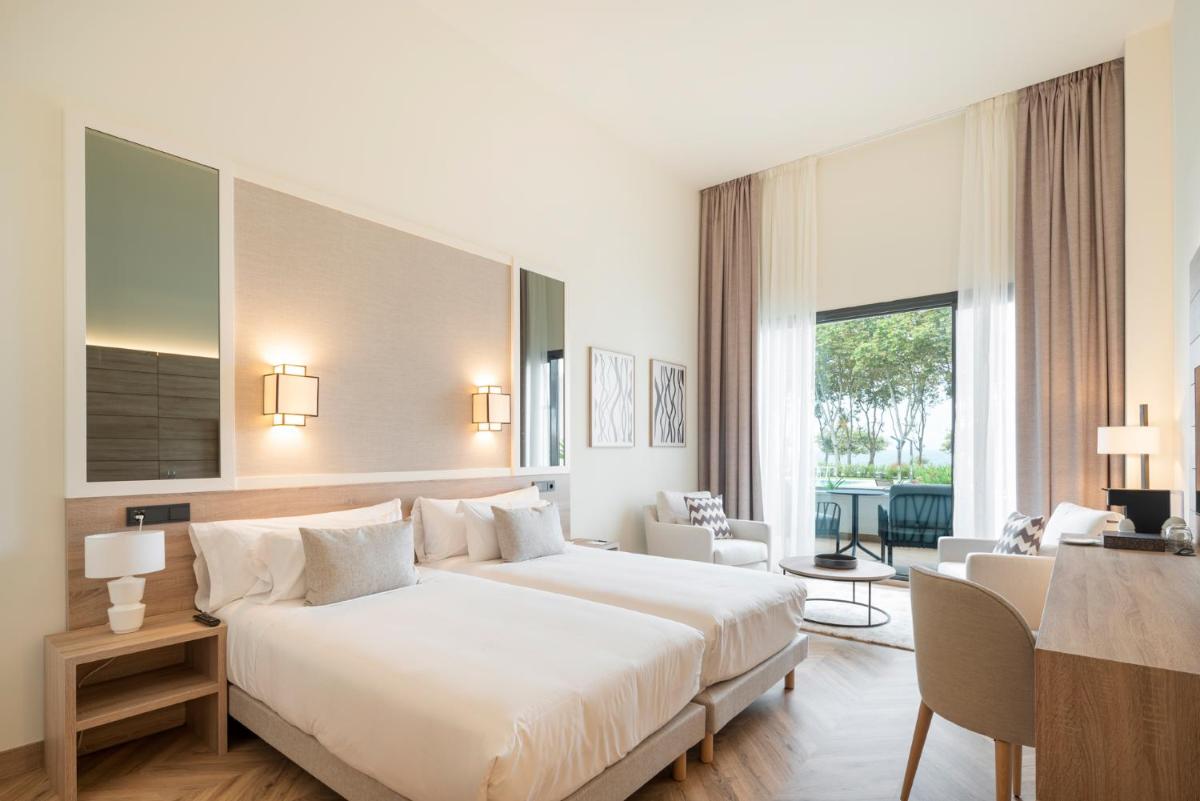 Un dormitorio con una cama grande y una sala de estar. en Attica21 Vigo 4 Superior, en Vigo