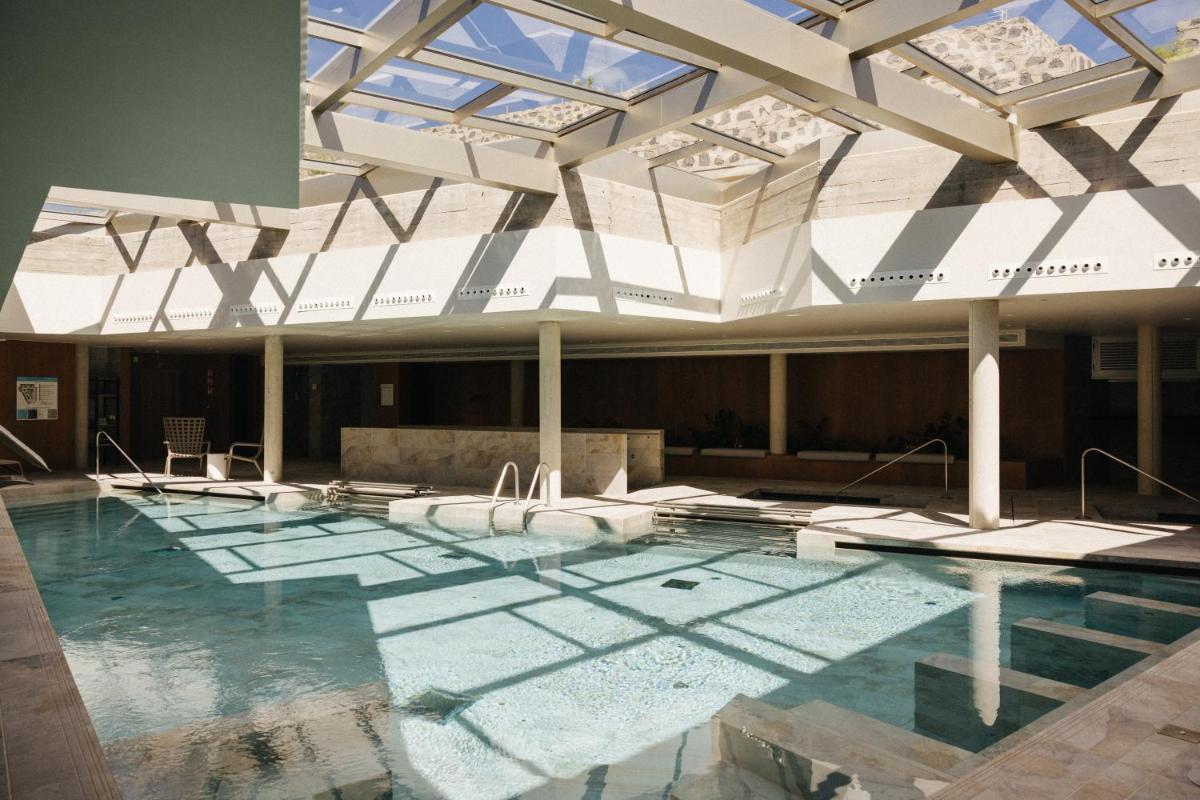 una gran piscina con techo de cristal en BANCAL HOTEL and SPA, en San Sebastián de la Gomera
