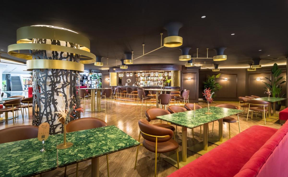 Un restaurante o sitio para comer en Barceló Sevilla Renacimiento