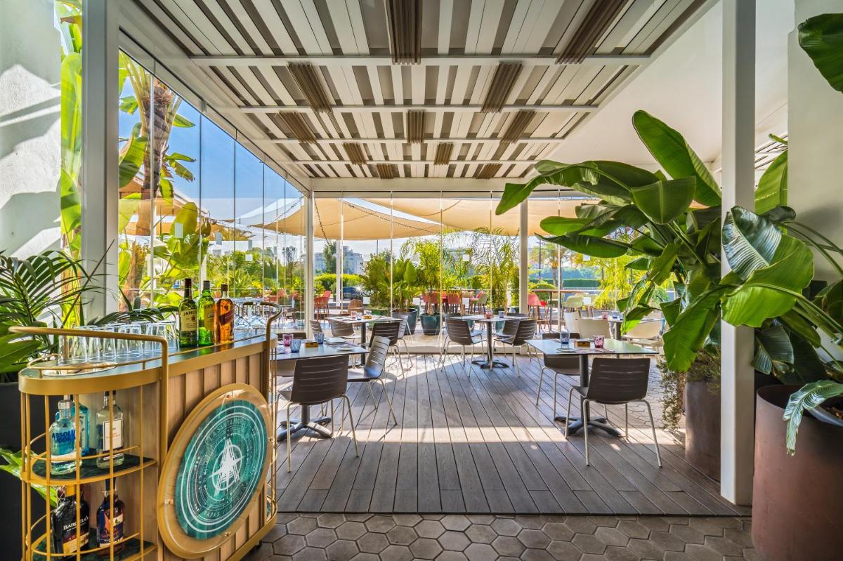 Un restaurante o sitio para comer en Barceló Sevilla Renacimiento