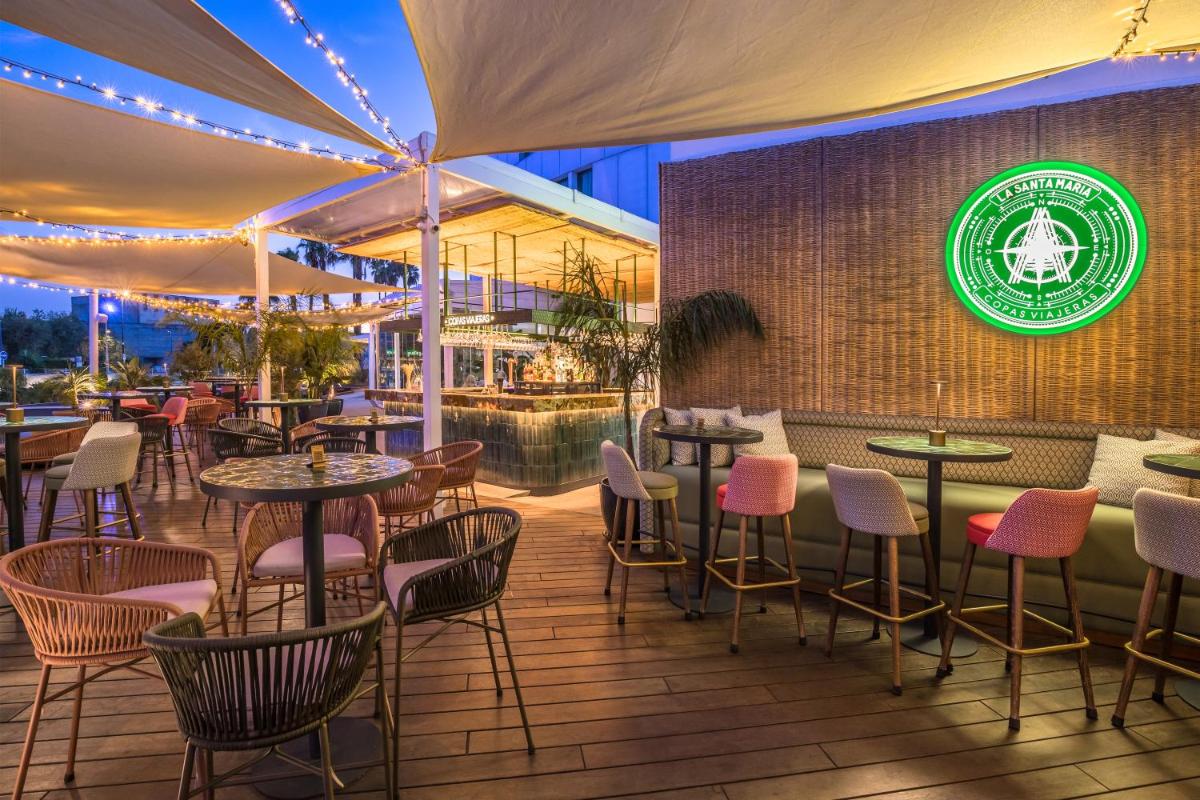 Un restaurante o sitio para comer en Barceló Sevilla Renacimiento