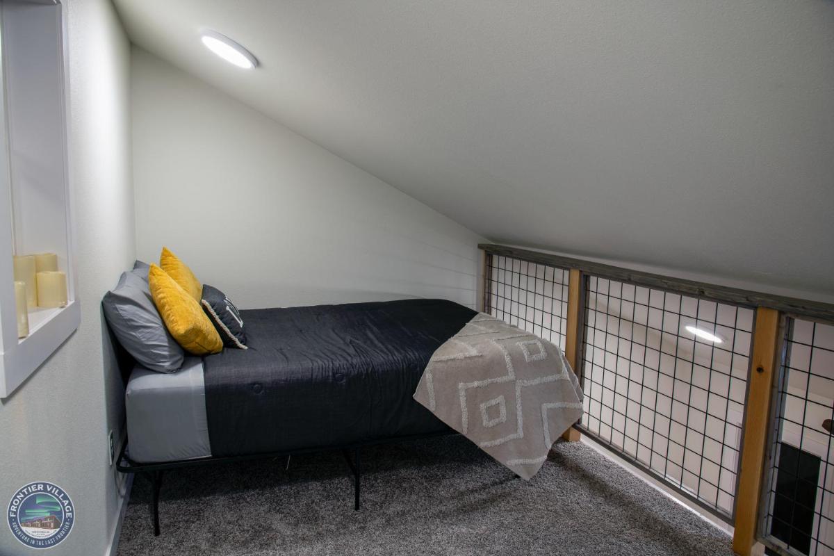 The Lazy Lynx - Frontier Village - Housity