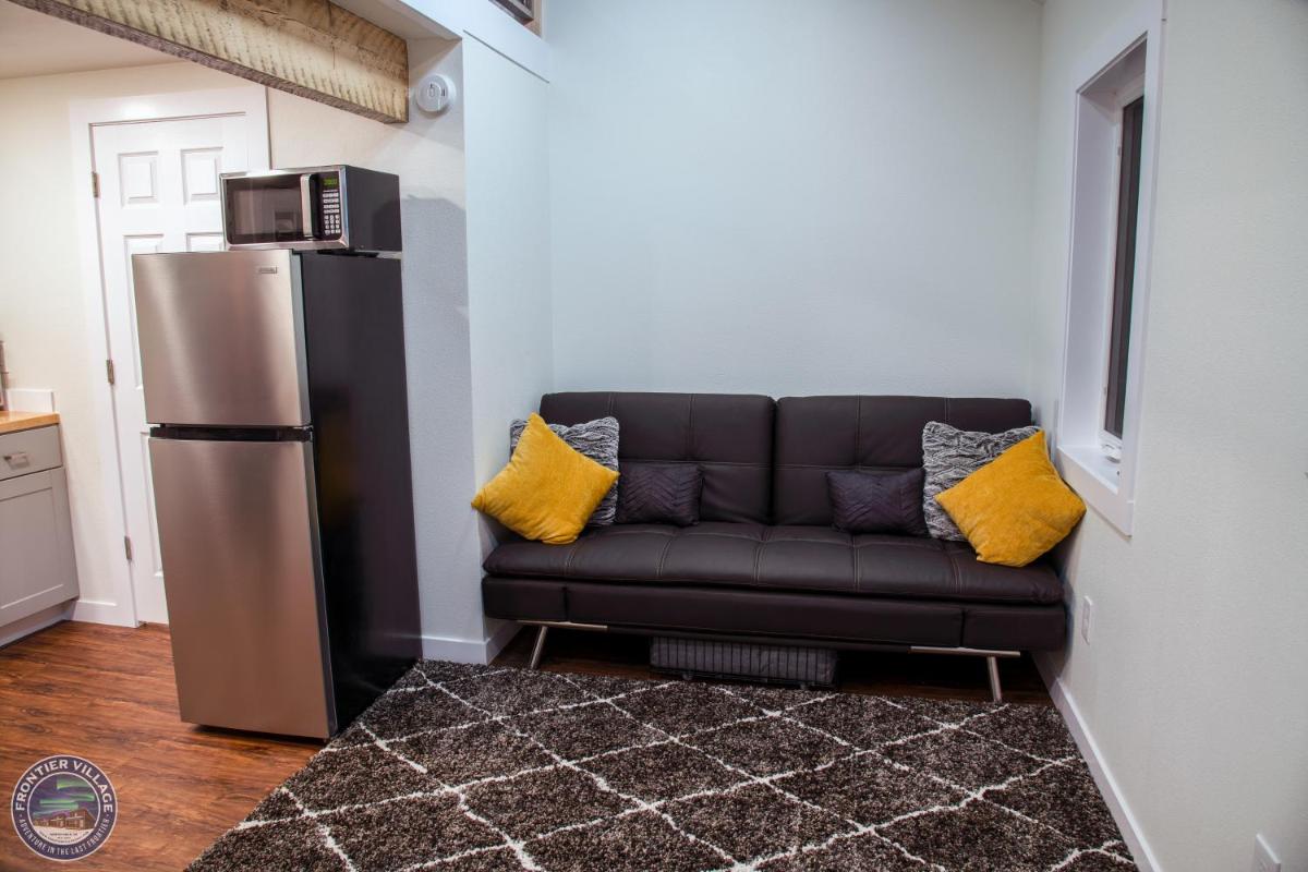 The Lazy Lynx - Frontier Village - Housity