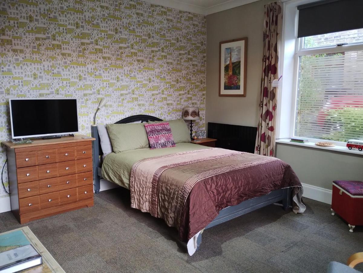 The Cabin: Great Views,Garden,Close to Town, Quiet - Housity
