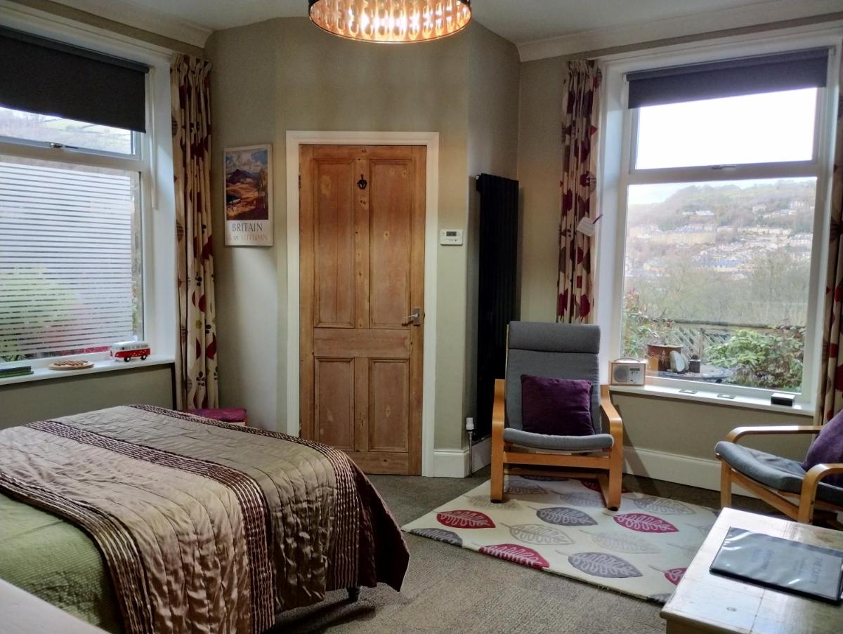 The Cabin: Great Views,Garden,Close to Town, Quiet - Housity