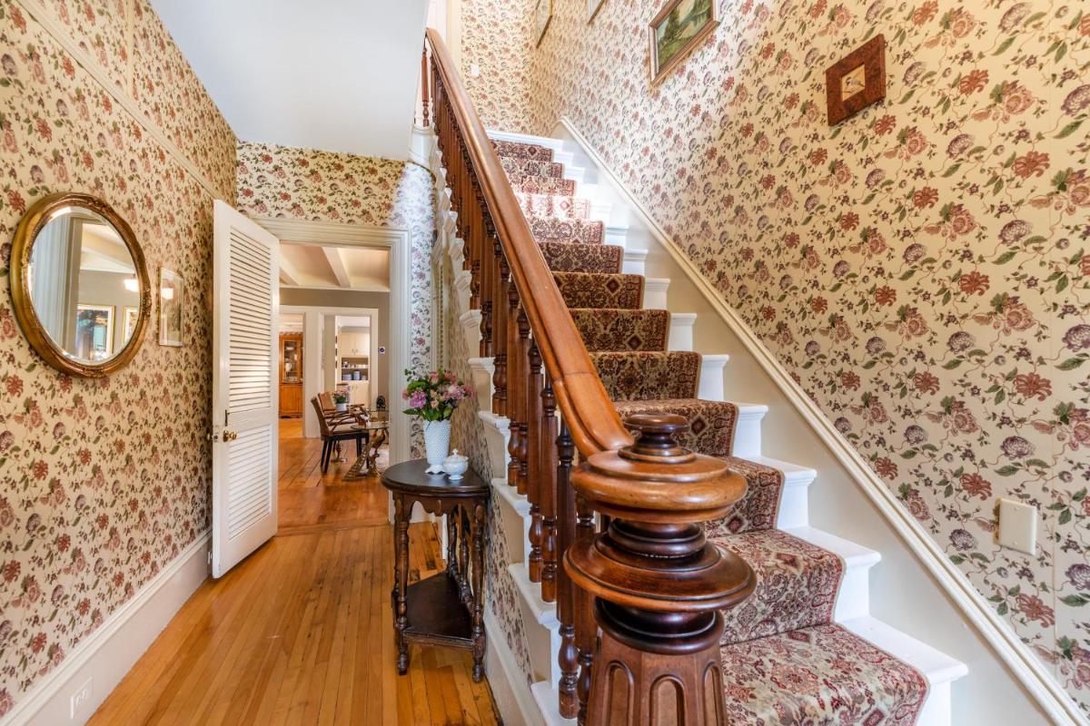 The School House - Walk to all Shops and Restaurants - New Remodel - Housity