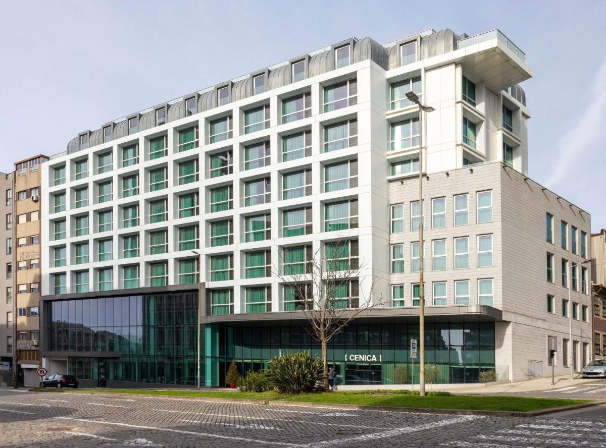 um grande edifício branco com muitas janelas em Cenica Porto Hotel, Curio Collection By Hilton no Porto