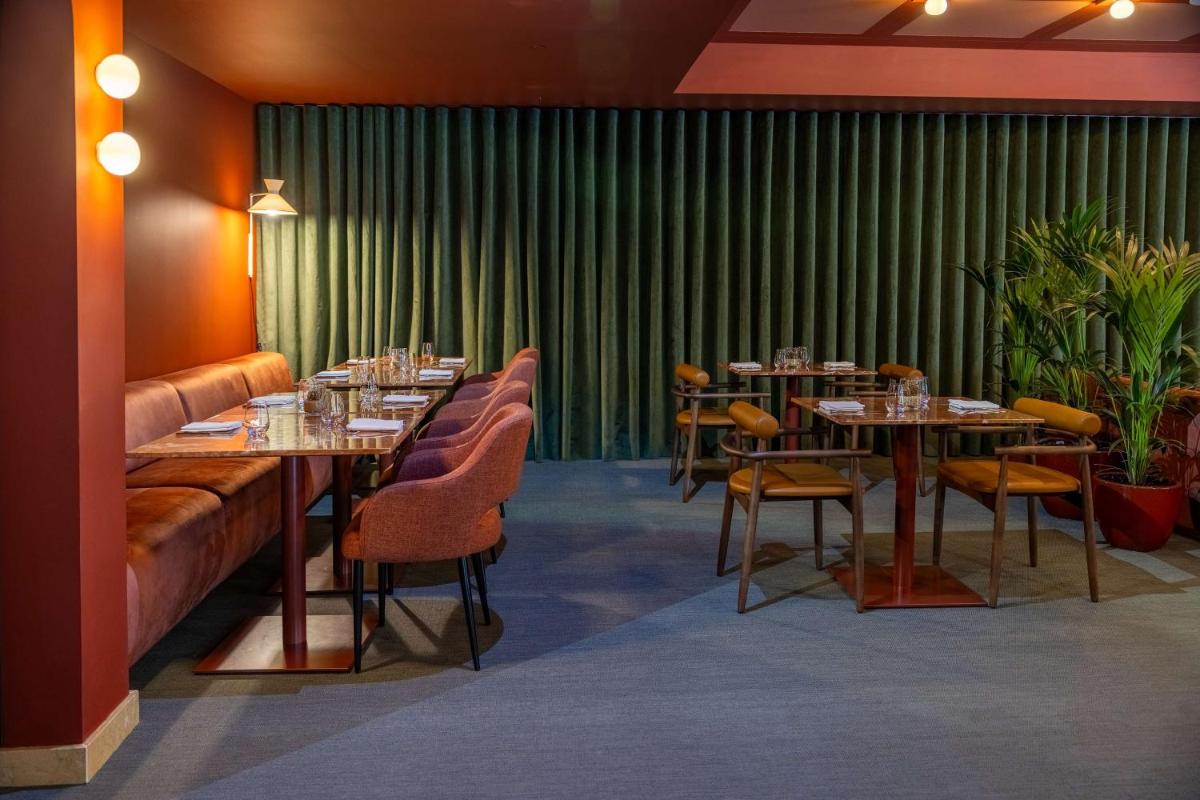 Uma área de estar em Cenica Porto Hotel, Curio Collection By Hilton