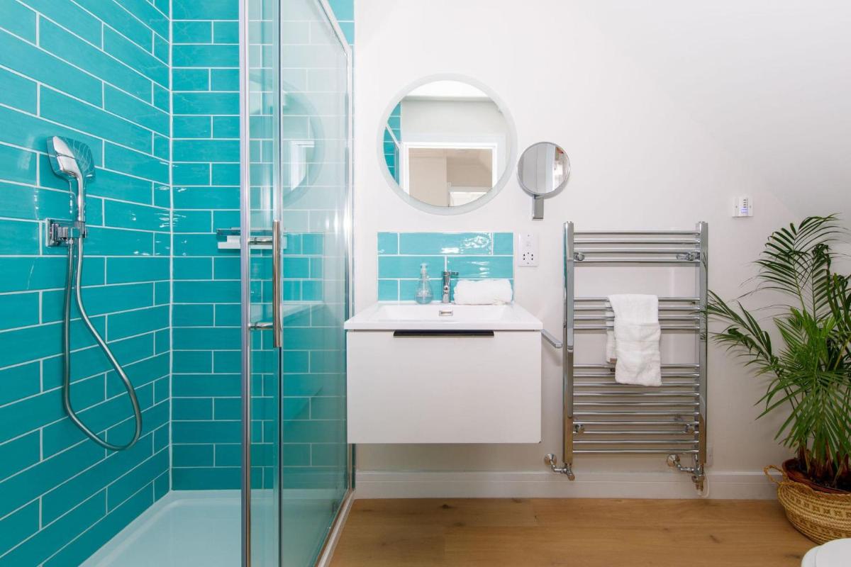 Mariners: Stylish Beachside Getaway with Sea Views - Housity
